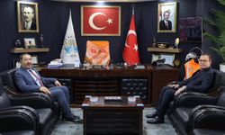 Kaymakam Akgül’e Dinar Hatırası: Suçıkan Oteli Minyatürü Hediye Edildi