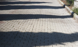 Dinar Belediyesi Fen İşleri ekipleri Mezarlıkta Temizlik Çalışması Gerçekleştirdi