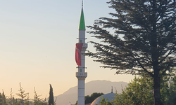 15 Temmuz Anısına Anlamlı Hareket! Dinar Mevlana Camii Minaresine Türk Bayrağı Asıldı
