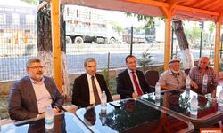 Dinar’da Çay Eşliğinde Hasbihal: Vali Naci Aktaş, Kaymakam Akgül ve Ali Özkaya Hemşehrilerle Bir Araya Geldi