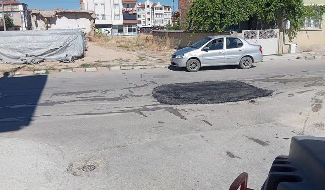 Bolvadin’de Yol Çalışmaları Sürüyor: Kaymaz ve Bağlarüstü’nde Asfalt Yama Yapılıyor