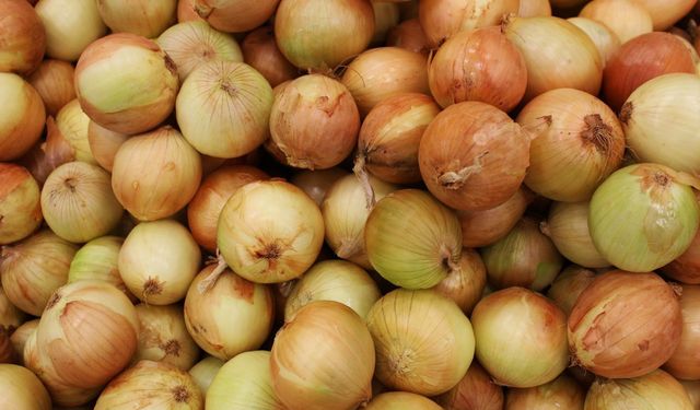 Dinar Cumartesi pazarında Soğan 50 TL