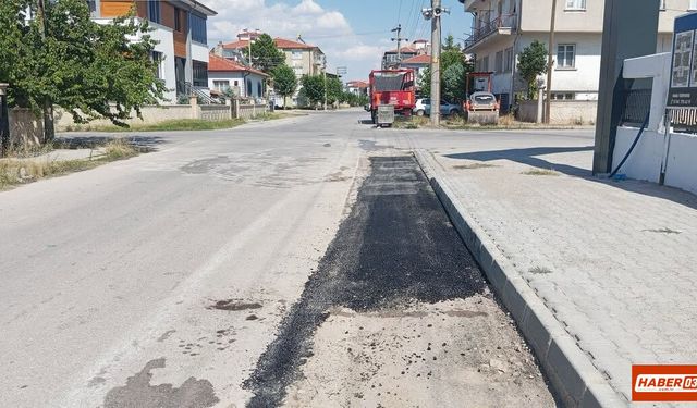 Bolvadin'de Akçeşme ve Konak Mahallelerinde Sıcak Asfalt Yama Çalışmaları Sürüyor