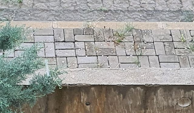 Dinar'da dolu yağdı