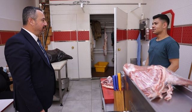 Sandıklı Belediye Başkanı Öztaş, Cuma Namazı Sonrası Esnaf ve Vatandaşlarla Bir Araya Geldi