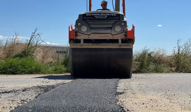 Bolvadin'de Deforme Olan Yollara Sıcak Asfalt Dokunuşu