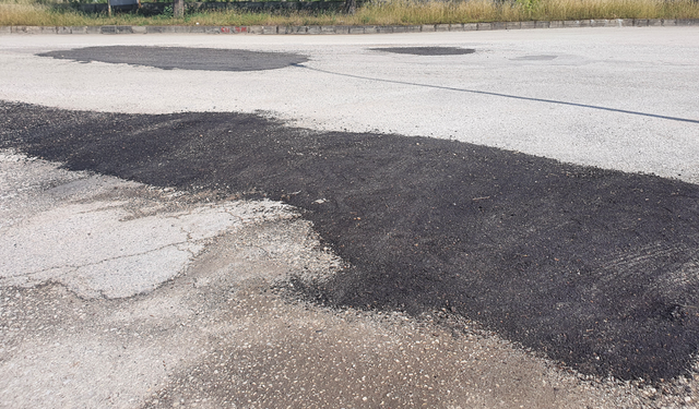 Dinar'da Konyalı Camii Çevresindeki Bozuk Yollar Yamalandı