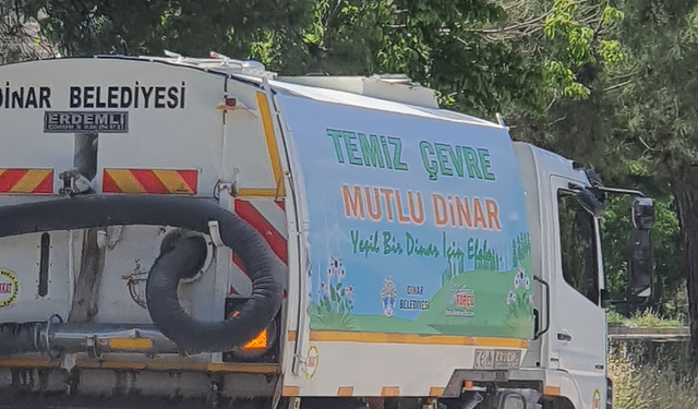Dinar Belediyesinden Sloganlı Temizlik Mesaisi: "Yeşil Bir Dinar İçin El Ele"
