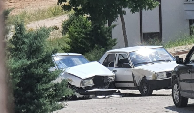 Dinar’da İki Araç Çarpıştı