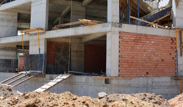 Dinar'da yeni bir inşaat yükseliyor