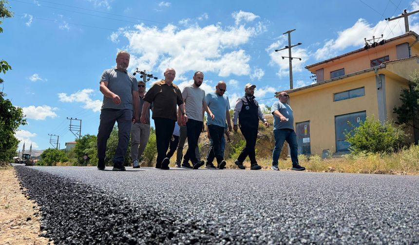 Şuhut'ta 4 Köyü İlçe Merkezine Bağlayan Yolda Sıcak Asfalt Mesaisi