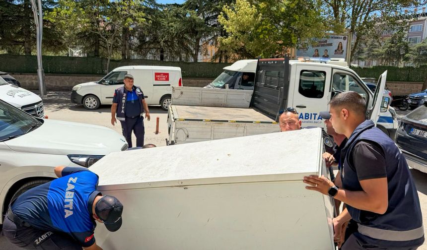 Sandıklı'da Kaldırımları İşgal Eden Malzemelere Zabıta Müdahalesi