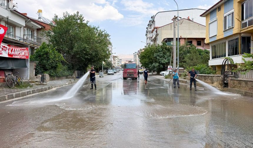 Sandıklı’da Ofis Caddesi’nde Temizlik Çalışması Yapıldı