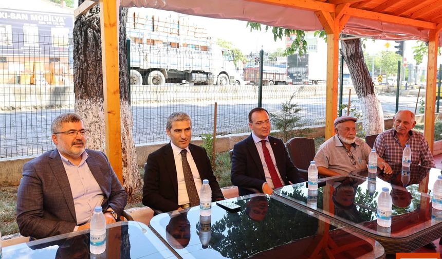 Dinar’da Çay Eşliğinde Hasbihal: Vali Naci Aktaş, Kaymakam Akgül ve Ali Özkaya Hemşehrilerle Bir Araya Geldi