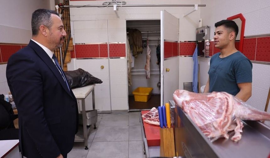 Sandıklı Belediye Başkanı Öztaş, Cuma Namazı Sonrası Esnaf ve Vatandaşlarla Bir Araya Geldi