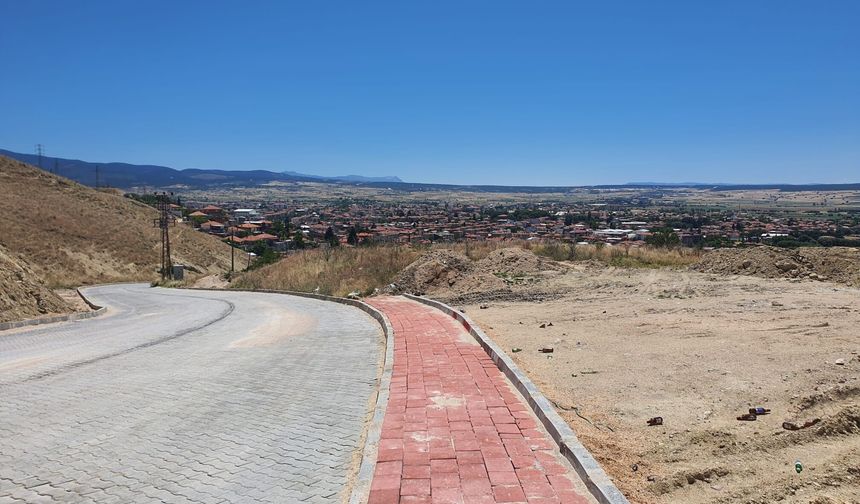 Dinar Mezarlığına giden yollar yenilendi