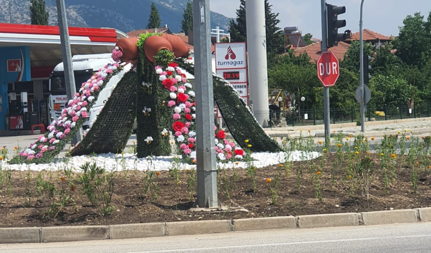 Dinar'da Yuvarlak Kavşağa Çiçek Dokunuşu