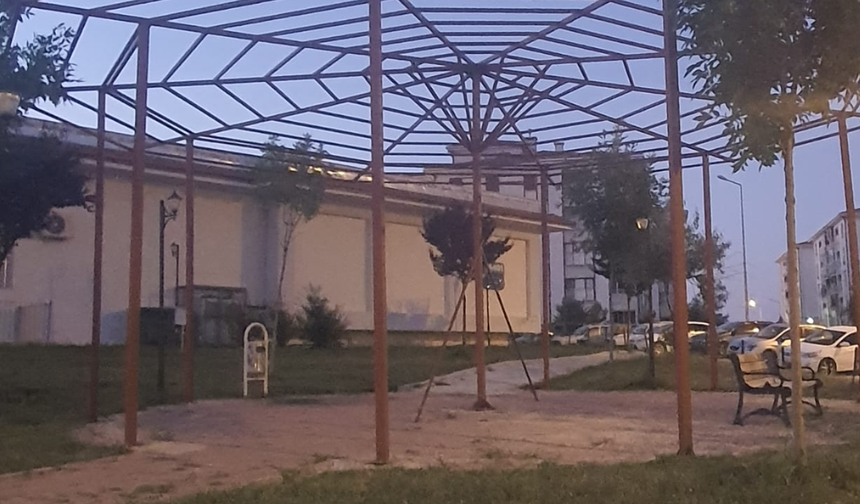 Dinar 3. Etap TOKİ’de Dinlenme Alanına Çardak Yapımı Sürüyor