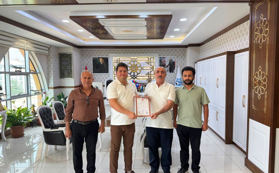 Bolvadin Çarşı Merkezindeki İş Yerlerinin Tapuları Sahiplerine Teslim Ediliyor